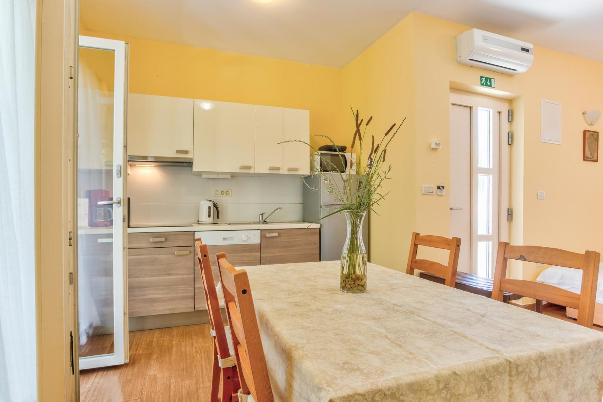 Apartment In Villa Moletto Seaside & Relax - 4 Guests Lovrečica Eksteriør bilde